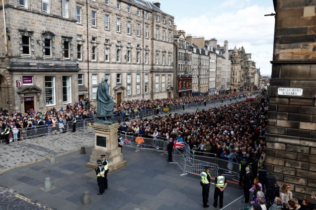 Multidões se reúnem em Edimburgo para a procissão do caixão de Sua Majestade a Rainha Elizabeth II - 12/09/2022