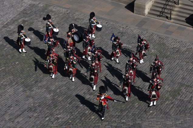 Membros de uma banda marcham em formação fora da Catedral de St. Giles, em homenagem à rainha Elizabeth II - 12/09/2022