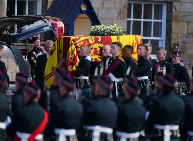 Guardas reais carregam o caixão da rainha Elizabeth II no início da procissão do Palácio de Holyroodhouse para a Catedral de St Giles - 12/09/2022