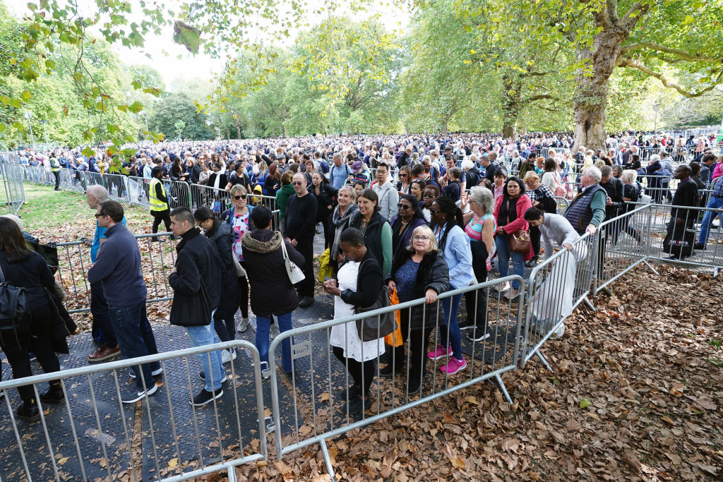 Membros do público na fila do Southwark Park, em Londres, enquanto esperam para ver a rainha Elizabeth II na Abadia de Westminister antes de seu funeral - 16/09/2022