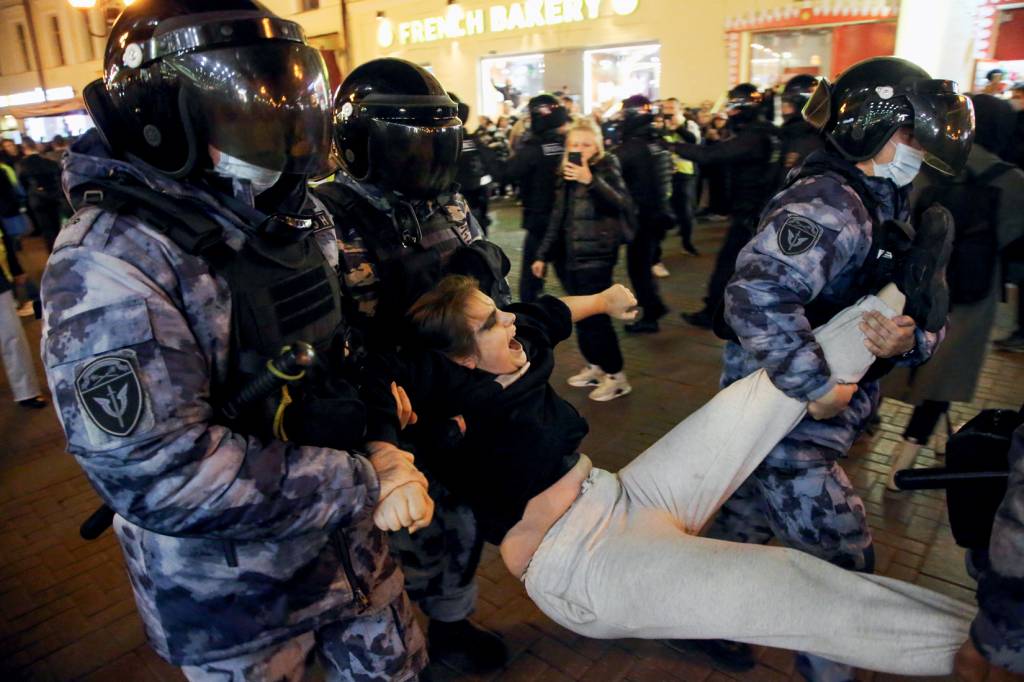DESAFIO - Protesto em Moscou: jovens nas ruas, apesar da ameaça de prisão -