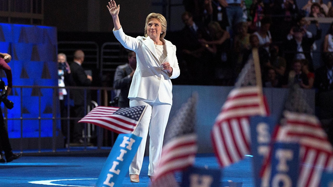 Hillary Clinton vestindo terno durante campanha presidencial em 2016