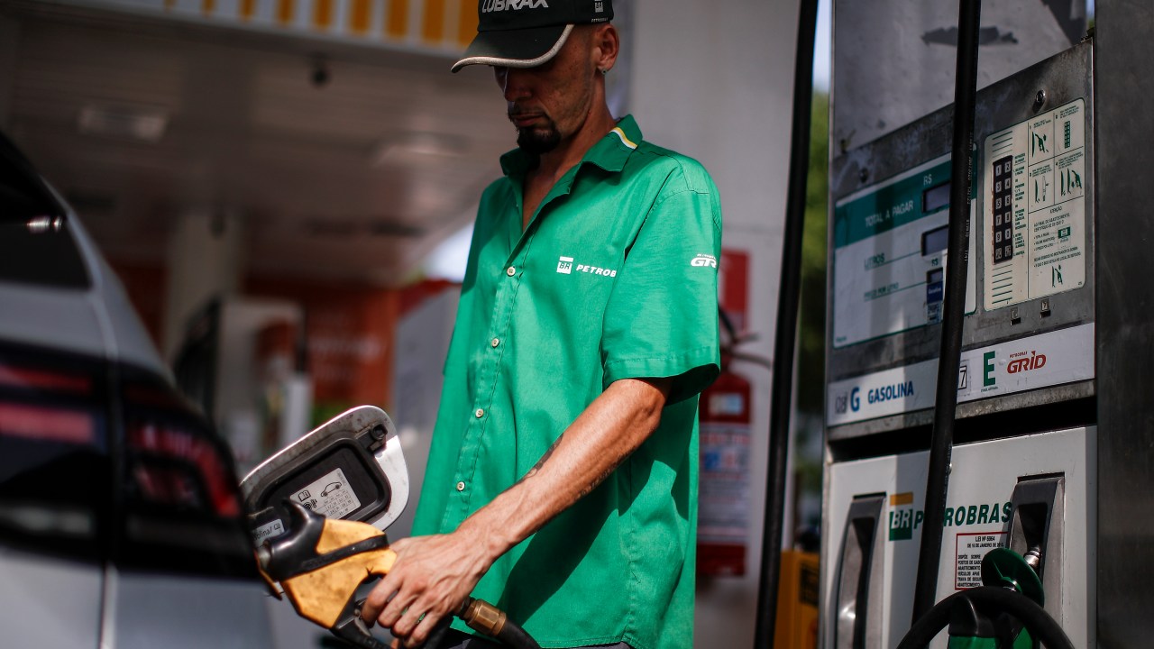 RIO DE JANEIRO, BRAZIL - MARCH 12: A Petrobras employee fills the gas tank of a client at a Petrobras gas station near the Santos Dumont airport on March 12, 2022 in Rio de Janeiro, Brazil. Brazilian state-run oil company Petrobras announced fuel price increases due to the Russia-Ukraine conflict which has spiked global crude prices. (Photo by Buda Mendes/Getty Images)