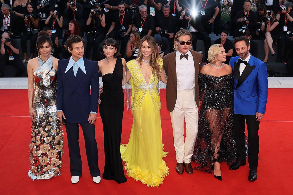 Da esquerda para direita, Gemma Chan, Harry Styles, Sydney Chandler, Olivia Wilde, Chris Pine, Florence Pugh e Nick Kroll no Festival de Veneza 2022 -