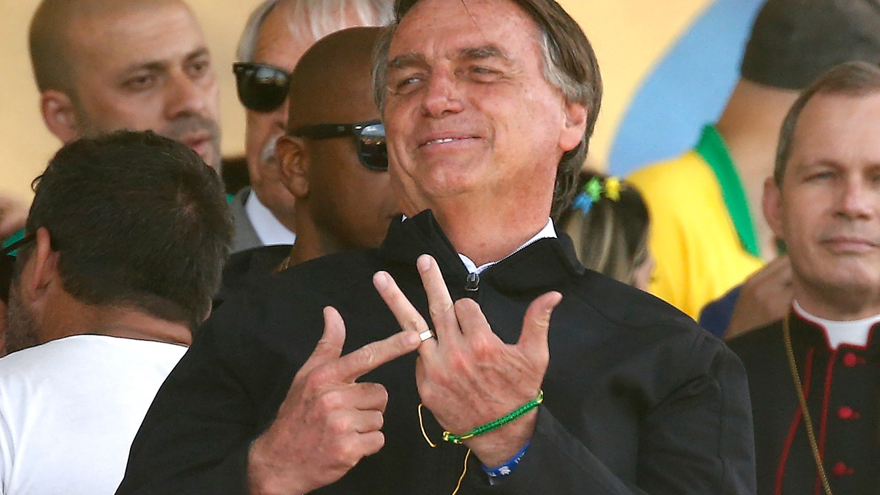 RIO DE JANEIRO, BRAZIL - SEPTEMBER 07: Current president of Brazil and candidate for re-election Jair Bolsonaro gestures during a campaign rally on Brazil's 200th Independence day at Copacabana Beach on September 07, 2022 in Rio de Janeiro, Brazil. Brazilians will vote for president on October 02. (Photo by Wagner Meier/Getty Images)