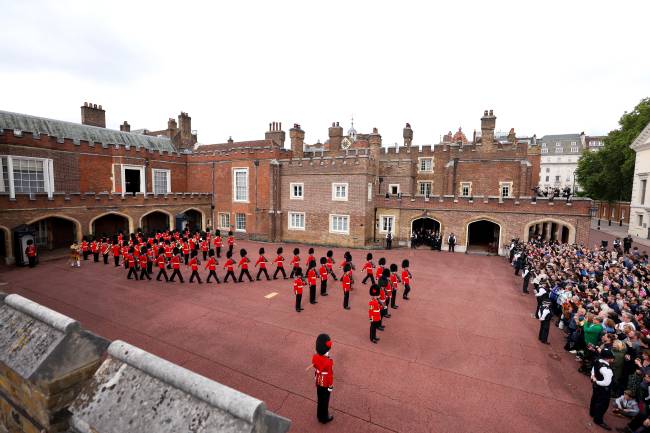 Membros da Guarda Britânica realizam leitura da proclamação de Charles III como novo rei no Palácio Saint James, em Londres