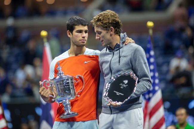 Alcaraz e Casper Ruud, os jovens número 1 e 2 do tênis, após o US Open