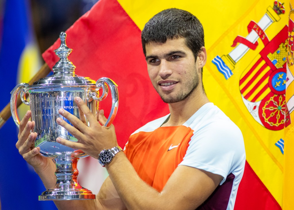 Orgulho espanhol: Carlos Alcaraz posa com o troféu do US Open