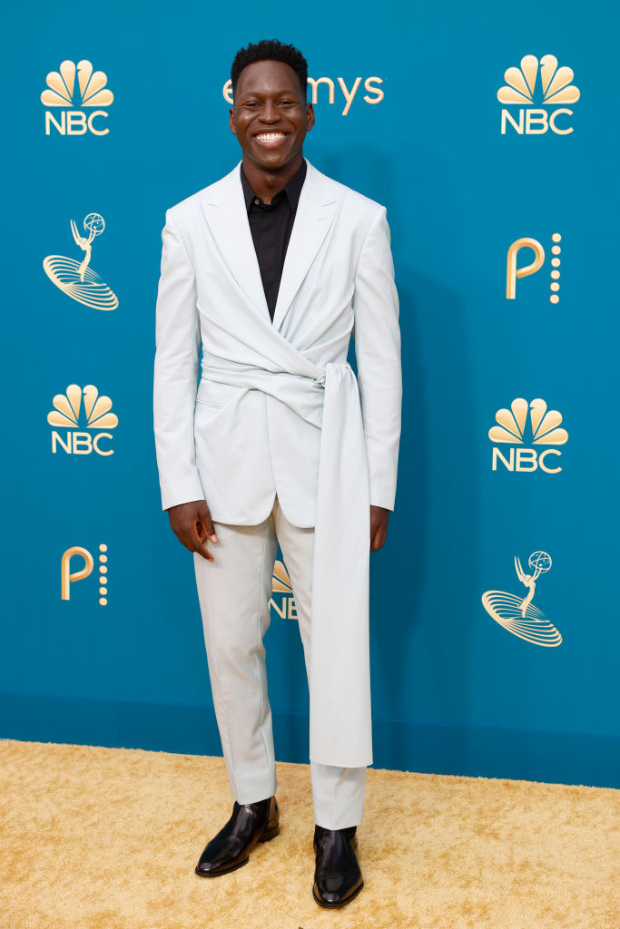 Toheeb Jimoh, que interpreta Sam Obisanya em 'Ted Lasso', inovou com um terno de recorte oriental branco com camisa preta -