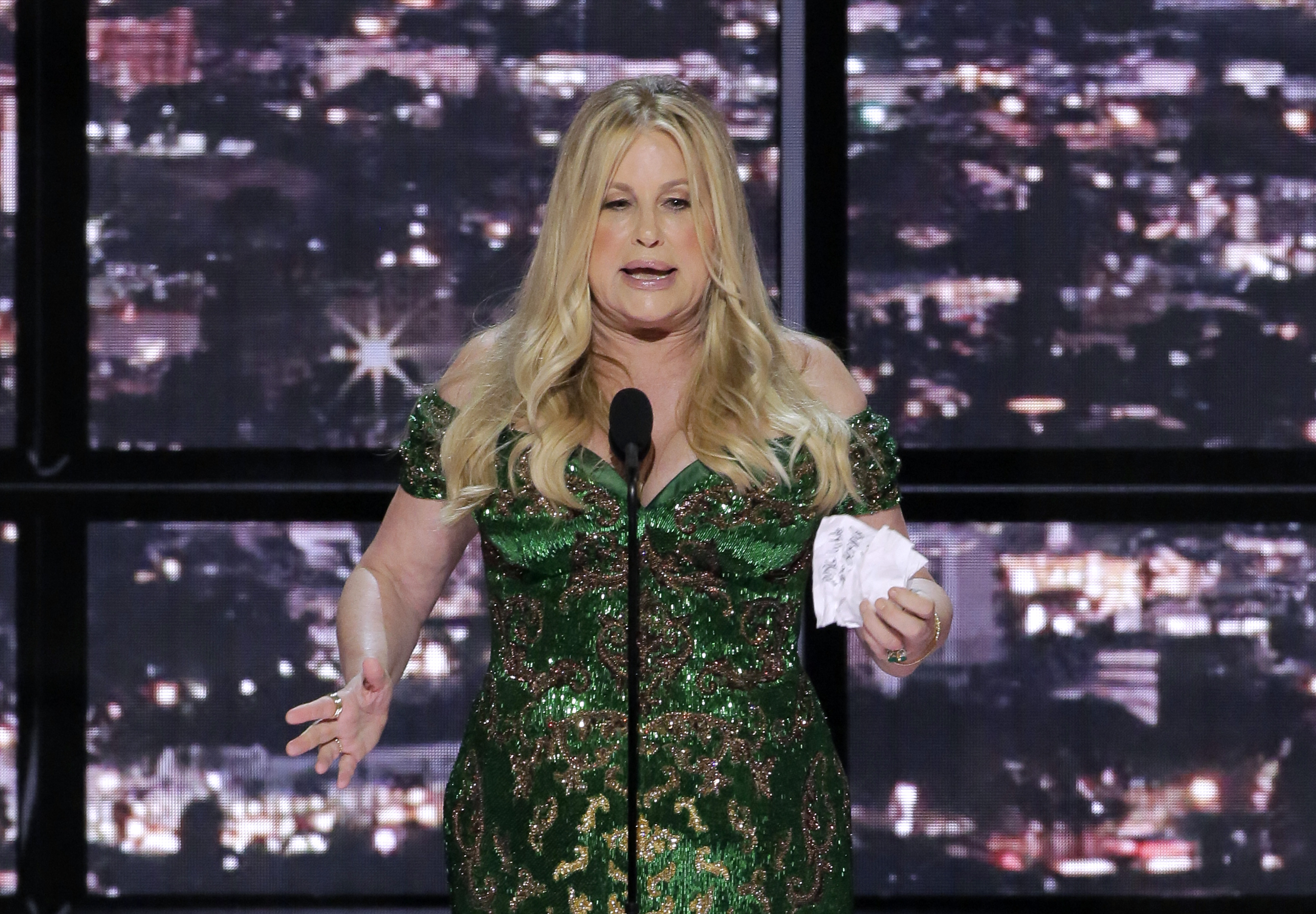 O momento cômico do Emmy quando uma vencedora foi interrompida