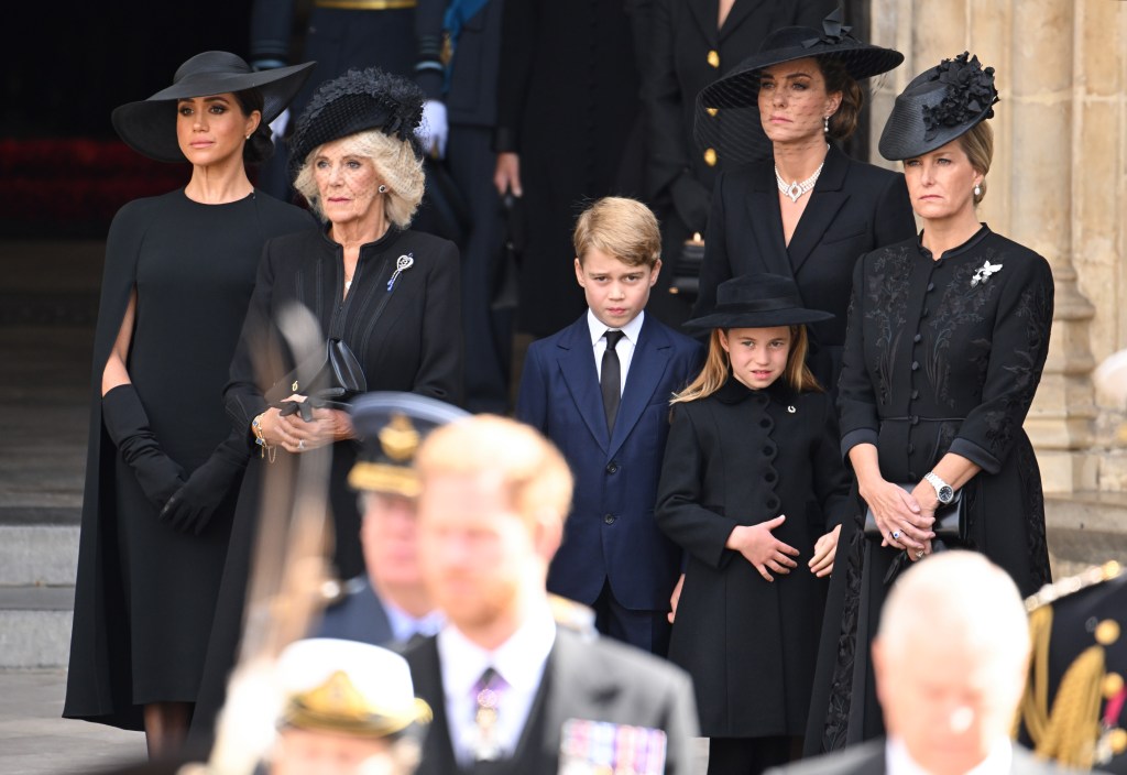Meghan, Duquesa de Sussex, Camilla, Rainha Consorte, Príncipe George de Gales, Catherine, Princesa de Gales, Princesa Charlotte de Gales e Sophie, Condessa de Wessex durante o Funeral de Estado da Rainha Elizabeth II na Abadia de Westminster em Londres, Inglaterra. 19/09/2022