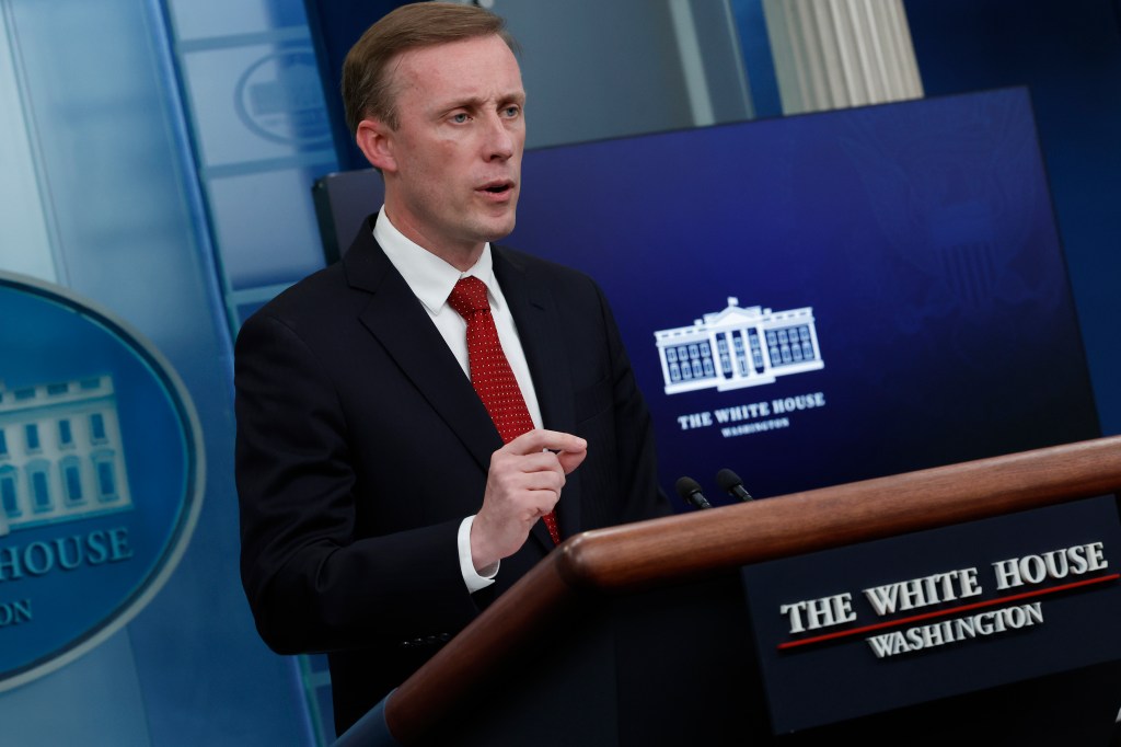 WASHINGTON, DC - 30 DE SETEMBRO: O conselheiro de segurança nacional da Casa Branca, Jake Sullivan, conversa com repórteres durante a coletiva de imprensa diária na Brady Press Briefing Room na Casa Branca em 30 de setembro de 2022 em Washington, DC. Sullivan enfrentou questionamentos sobre o plano do presidente Vladimir Putin de anexar quatro regiões da Ucrânia que realizaram referendos fraudulentos sobre a adesão à Rússia, uma violação do direito internacional e uma escalada em seu confronto com o Ocidente.