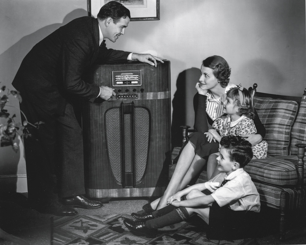 DANGER - The age of radio: sound available to everyone is greeted with reservations -
