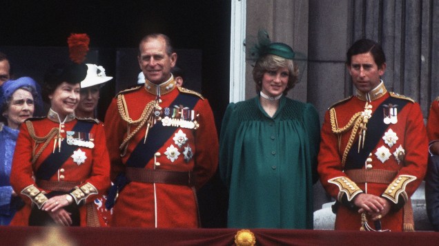 Rainha Elizabeth II, Príncipe Philip, Duque de Edimburgo, Diana, Princesa de Gales grávida do Príncipe William e o Príncipe Charles -