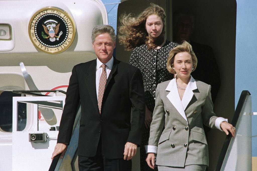 GettyImages-876331254.jpg PRESIDÊNCIA - As duas com Bill Clinton: escândalo sexual e escrutínio feroz -