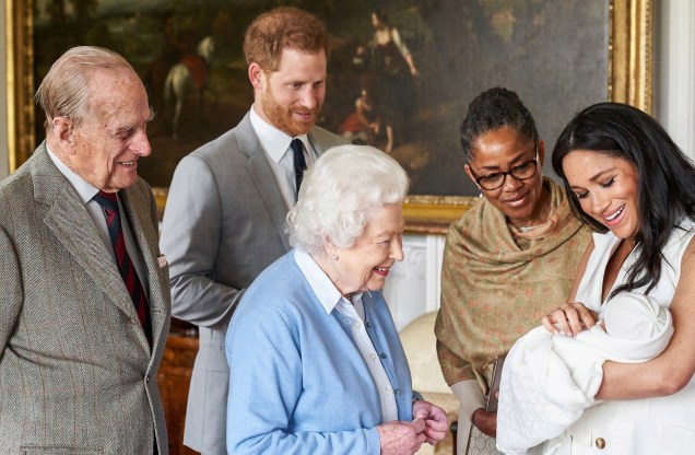 Meghan e Harry apresentando o seu novo filho, Archie Harrison Mountbatten-Windsor, para a Rainha Elizabeth II -