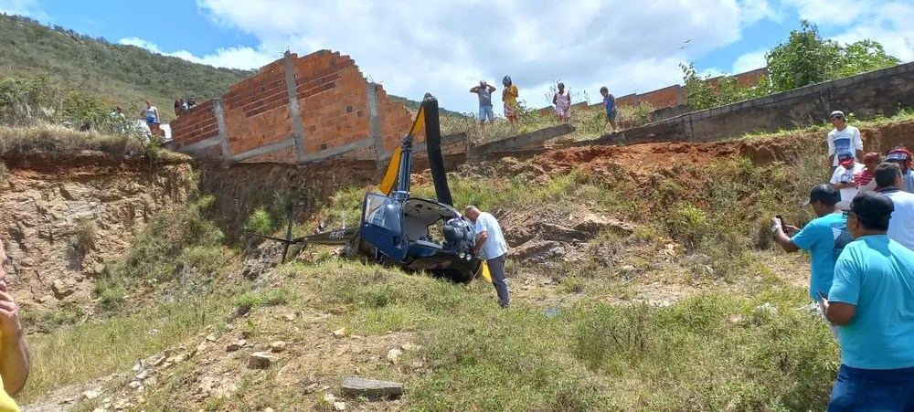 Helicóptero com deputado e candidato a deputado cai em Monte Santo, na Bahia.
