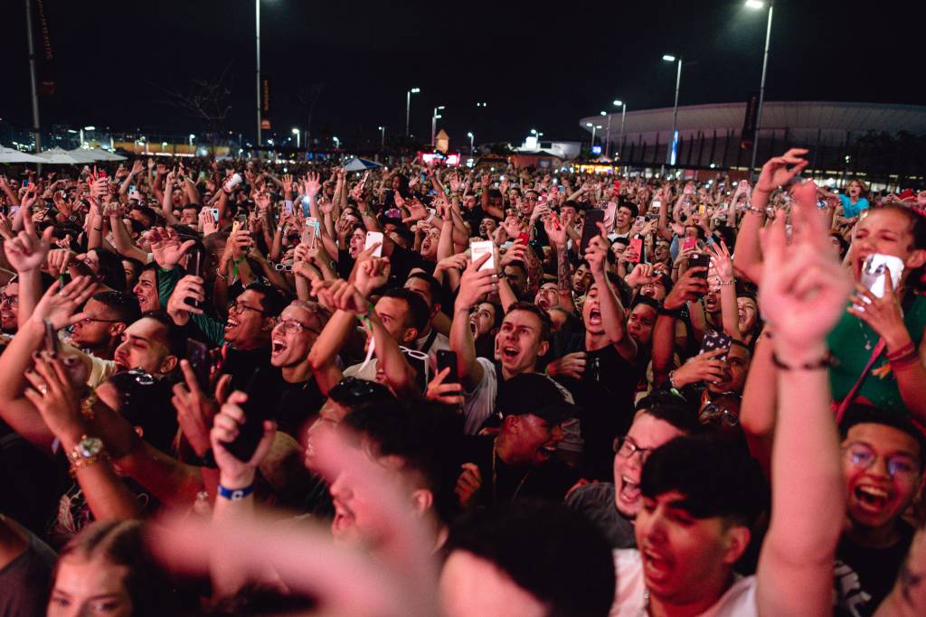 Público acompanha o show no palco Supernova de Poze do Rodo