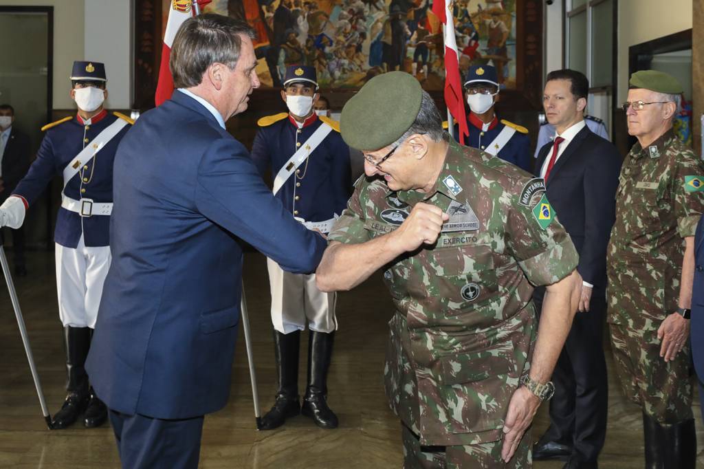 COTOVELADA - Pujol: o ex-comandante do Exército constrangeu Bolsonaro -