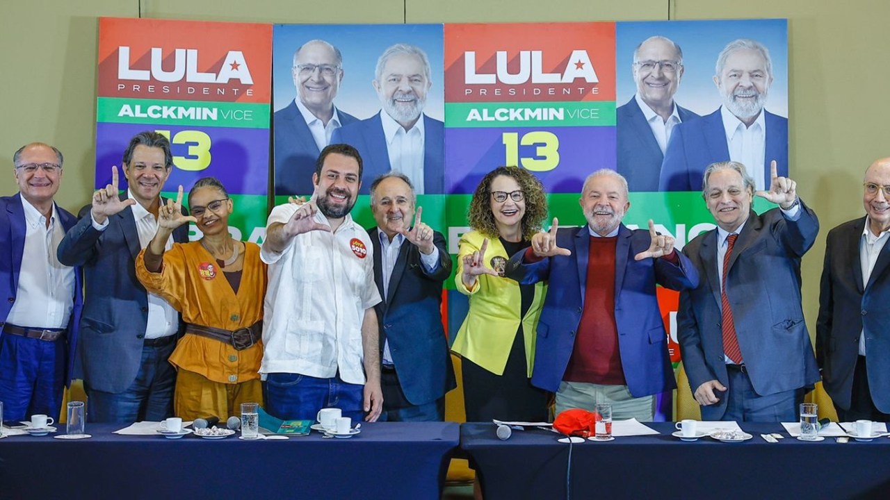 O ex-presidente Lula com oito ex-candidatos à Presidência da República, em evento em São Paulo