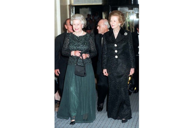 Rainha Elizabeth II com Margaret Thatcher, em 1995 -
