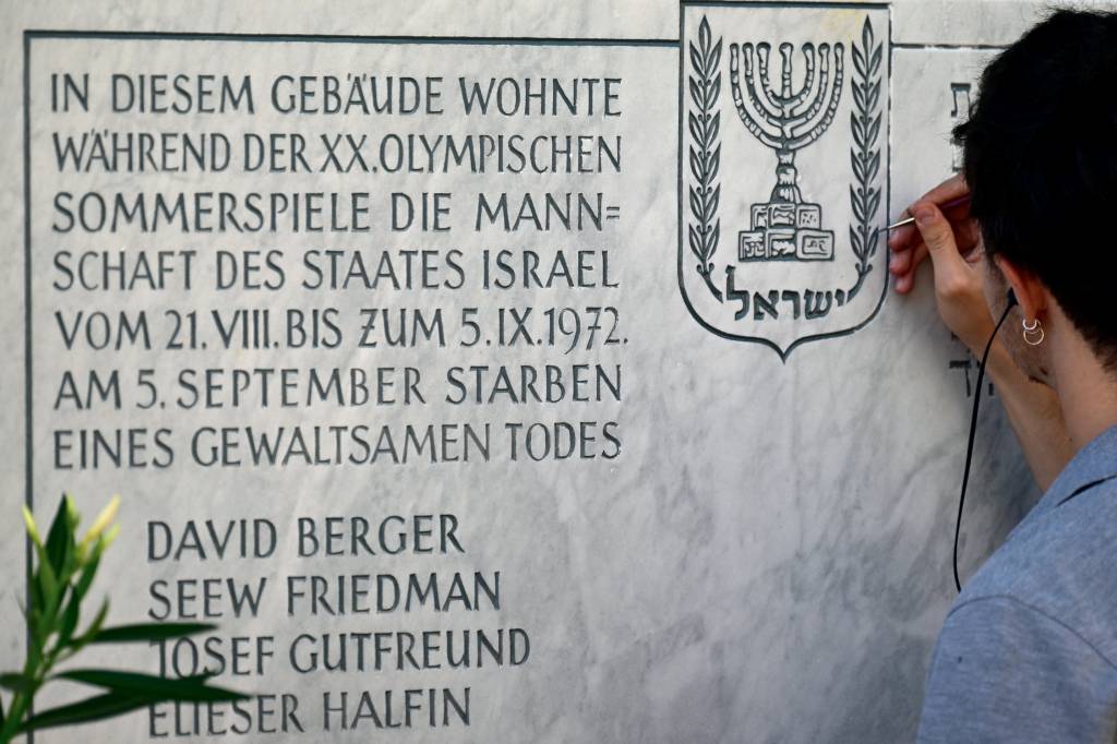 MEMÓRIA - Placa em Israel: homenagem permanente às vítimas do ataque -