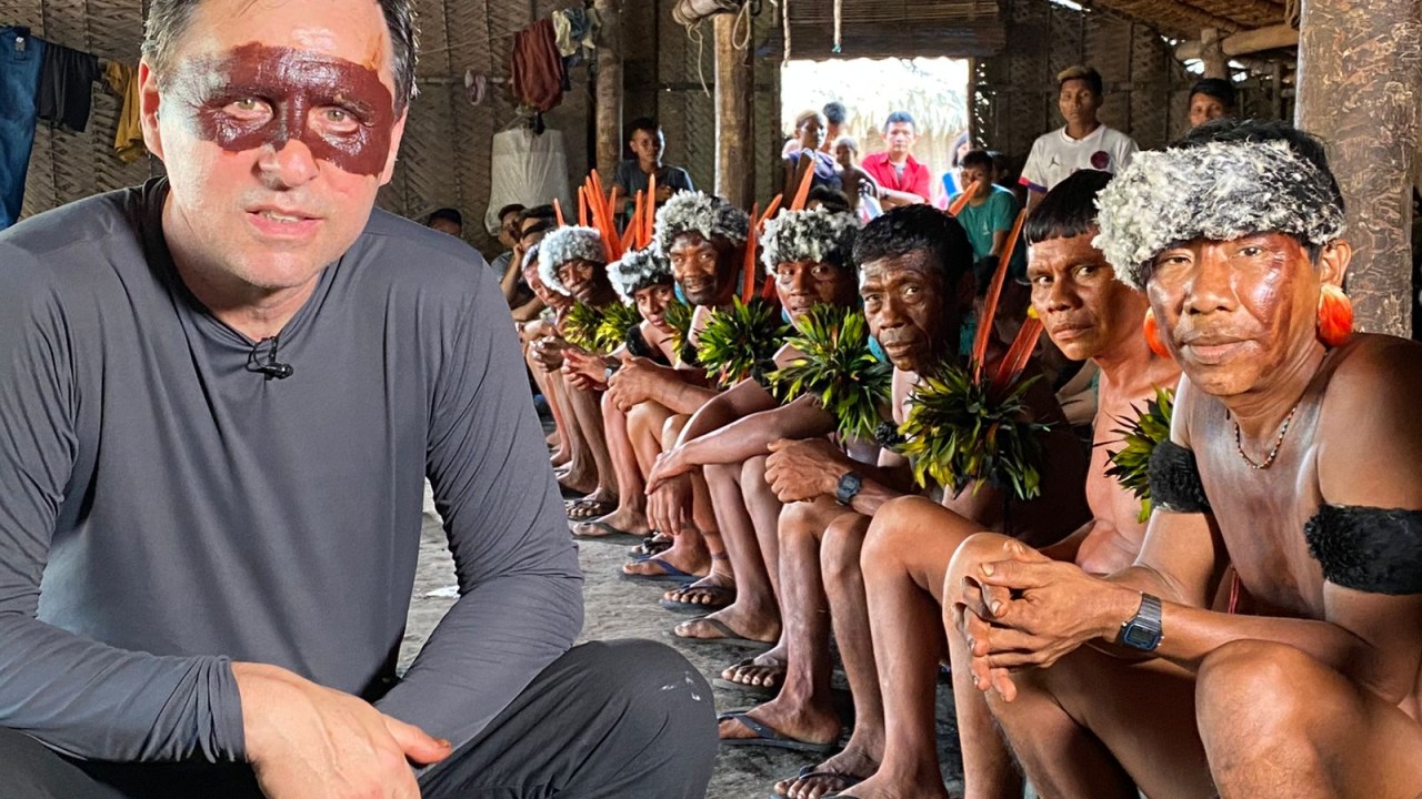 Marcelo Canellas, com o rosto pintado, ao lado do pajé Brasil Pohoboabiteri Yanomami na Aldeia Curuá -