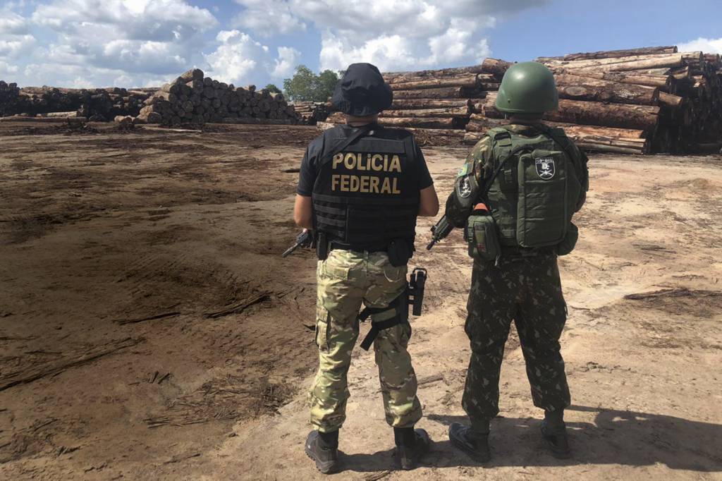 Operação-Handroanthus-DESMATAMENTO-APREENSAO-MADEIRA-POLICIA-FEDERAL-2020-092_-(2).jpg CERCO - Policiais federais na Amazônia: a investigação já levou três militares à prisão -