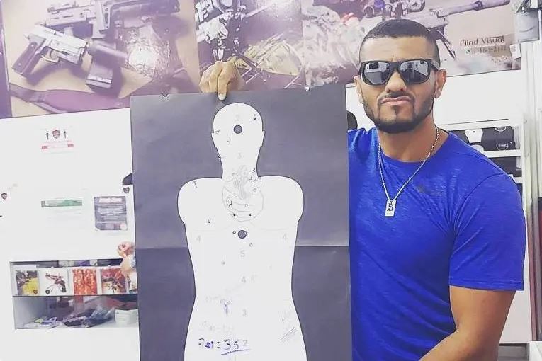 O professor Esdra Bandeira da Silva, que foi flagrado com arma dentro de escola em Suzano (SP)