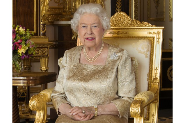 Elizabeth II usa o broche de folha de bordo - feito de platina e cravejado de diamantes - herdado de sua mãe, a rainha britânica Elizabeth -