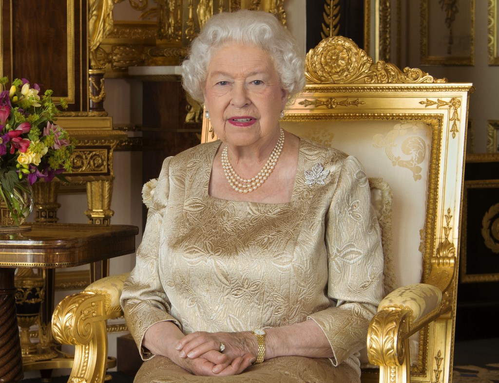 In this photograph released by Buckingham Palace for Canada Day on July 1, 2017, Britain's Queen Elizabeth II wears the maple leaf brooch - made of platinum and set with diamonds - inherited from her mother, Britain's Queen Elizabeth and given to her by her husband King George VI during their visit to Canada, to mark the 150th anniversary of Confederation. / AFP PHOTO / BUCKINGHAM PALACE / Ian Leslie MACDONALD