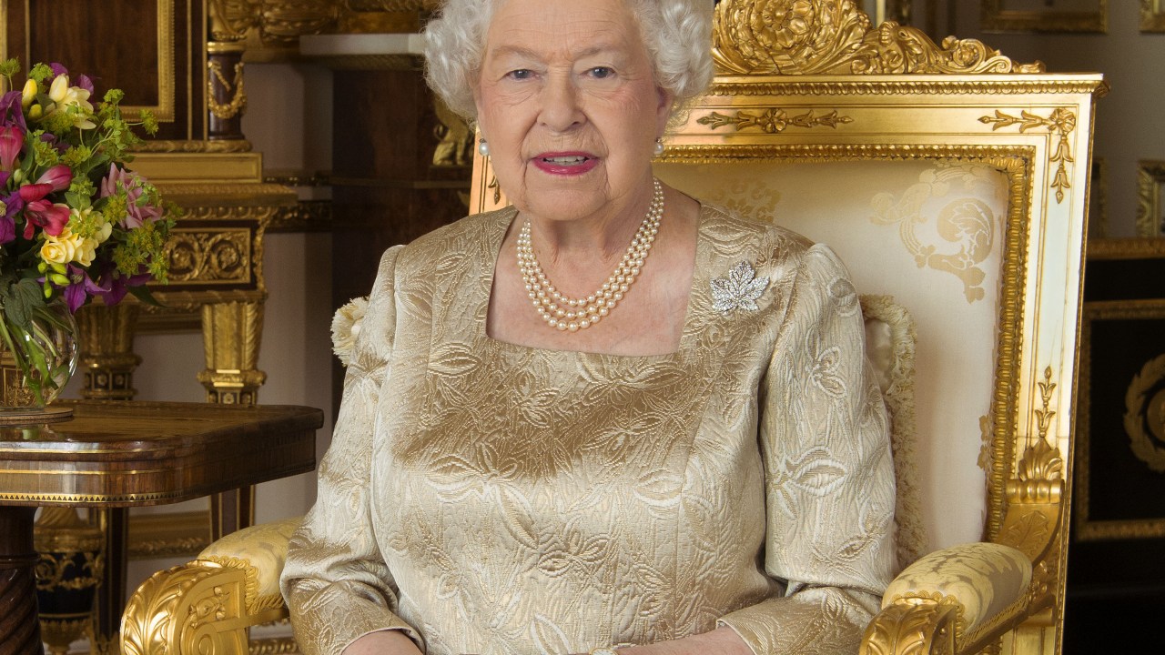 In this photograph released by Buckingham Palace for Canada Day on July 1, 2017, Britain's Queen Elizabeth II wears the maple leaf brooch - made of platinum and set with diamonds - inherited from her mother, Britain's Queen Elizabeth and given to her by her husband King George VI during their visit to Canada, to mark the 150th anniversary of Confederation. / AFP PHOTO / BUCKINGHAM PALACE / Ian Leslie MACDONALD