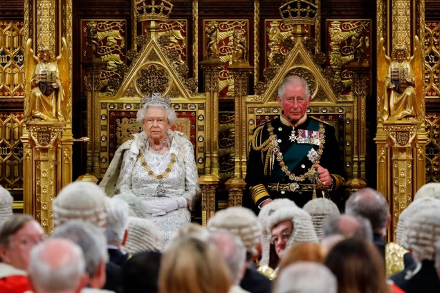 A rainha Elizabeth II ao lado do filho, o príncipe Charles -