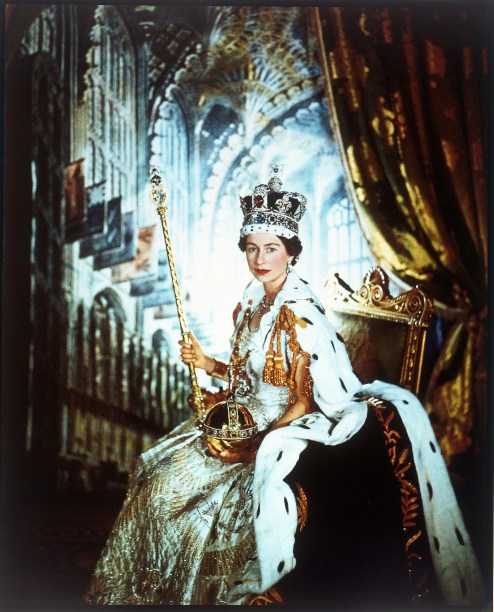 Rainha Elizabeth II em vestes de coroação, em 1953 -