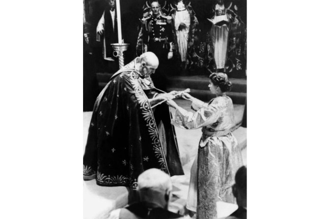 A rainha Elizabeth II em sua coroação -