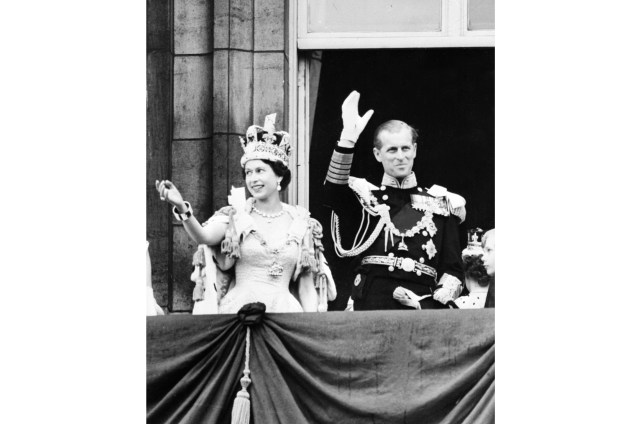 Nesta foto de arquivo tirada em 2 de junho de 1953, a rainha britânica Elizabeth II e o príncipe Philip, o duque de Edimburgo acenam para a multidão da varanda do Palácio de Buckingham após a cerimônia de coroação em Londres -