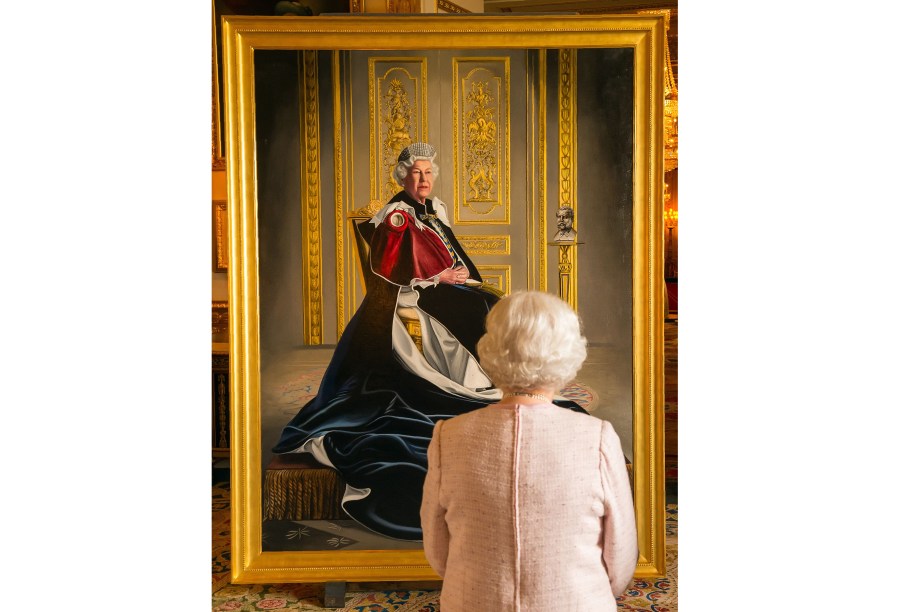 Rainha Elizabeth II vendo uma pintura de si mesma do artista britânico Henry Ward, no Castelo de Windsor -