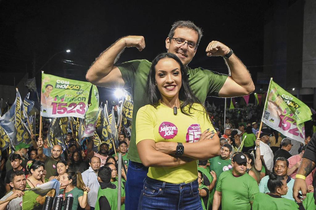 OS RIVAIS - O prefeito Antônio Furlan, com a esposa, Rayssa: suspeito de um esquema de compra de votos na eleição passada -