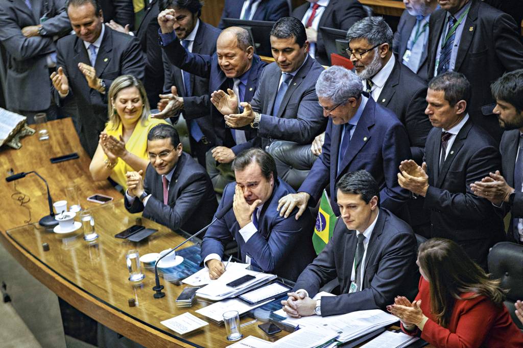 EMOÇÃO - O choro de Maia após a aprovação da reforma da Previdência: momento alto da produção dos parlamentares -