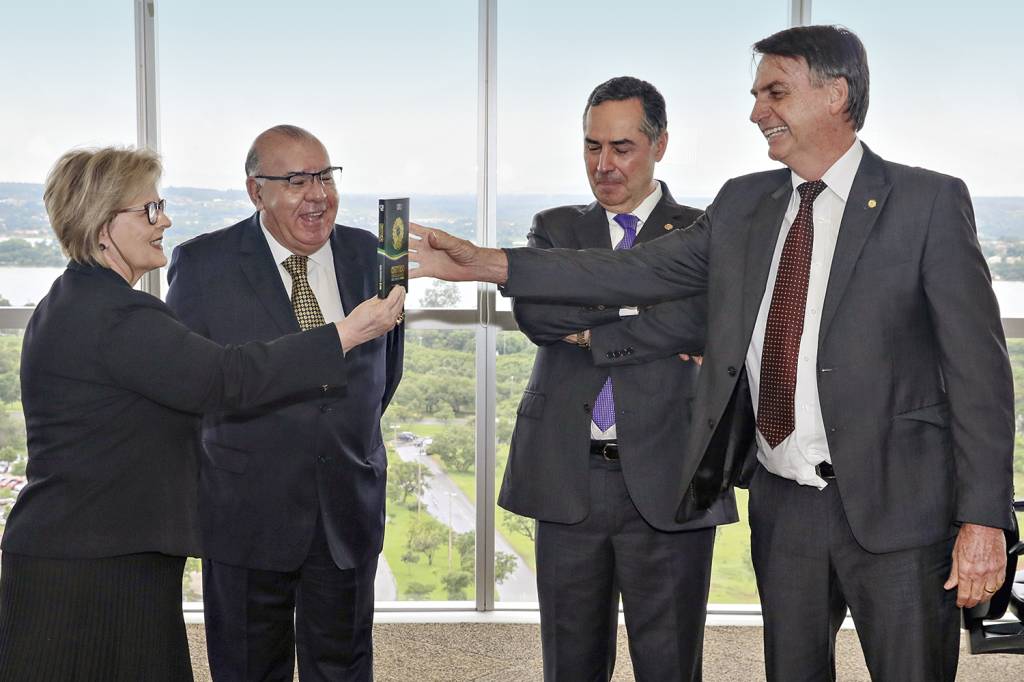 ROSA-WEBER-CONSTITUICAO-JAIR-BOLSONARO-2018-01.jpg RECADO - A cerimônia de entrega da Constituição: ato simbólico em 2018 -