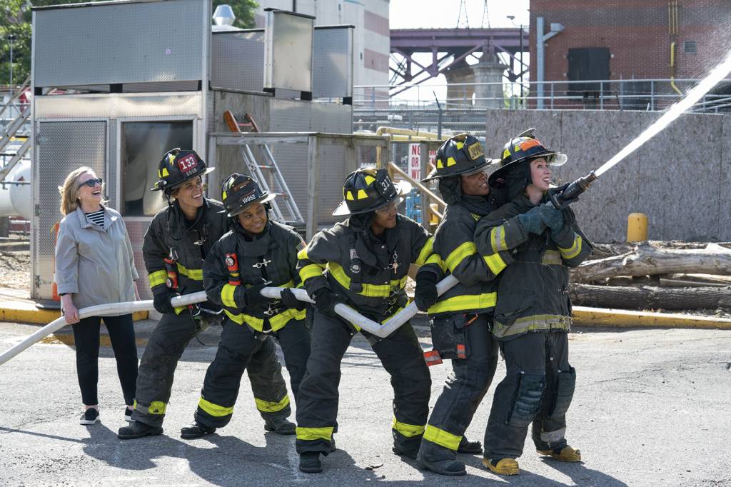 DESTEMIDAS - Bombeiras dão treinamento a Chelsea (à dir.): mulheres no fogo -
