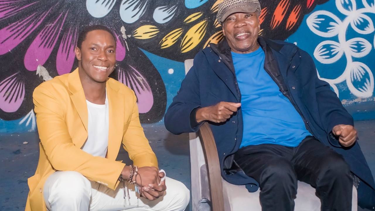 Milton Nascimento e o ator Tiago Barbosa -