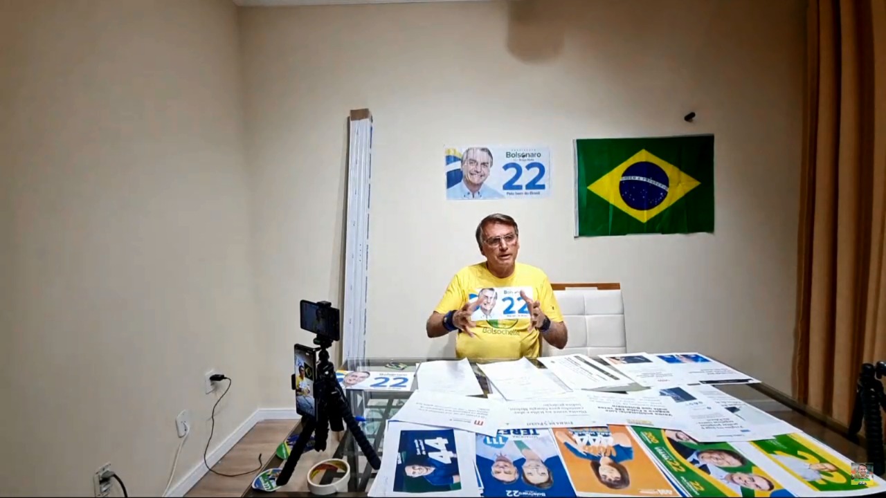 O presidente Jair Bolsonaro, em transmissão ao vivo na internet, na noite desta terça-feira