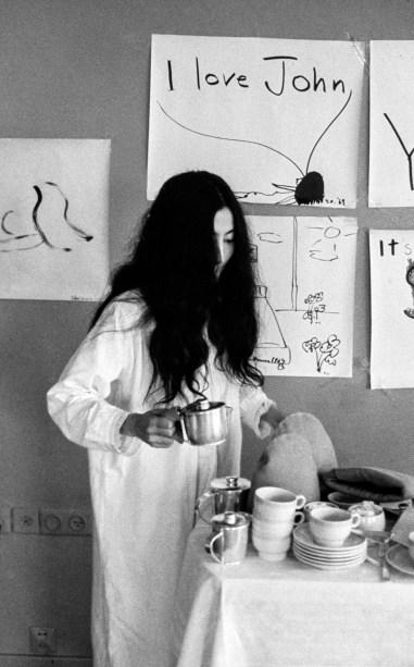 Yoko Ono de pijama servindo chá ao fotógrafo Luiz Garrido, no Hotel Hilton de Amsterdam durante o protesto 'Bed in for Peace' -
