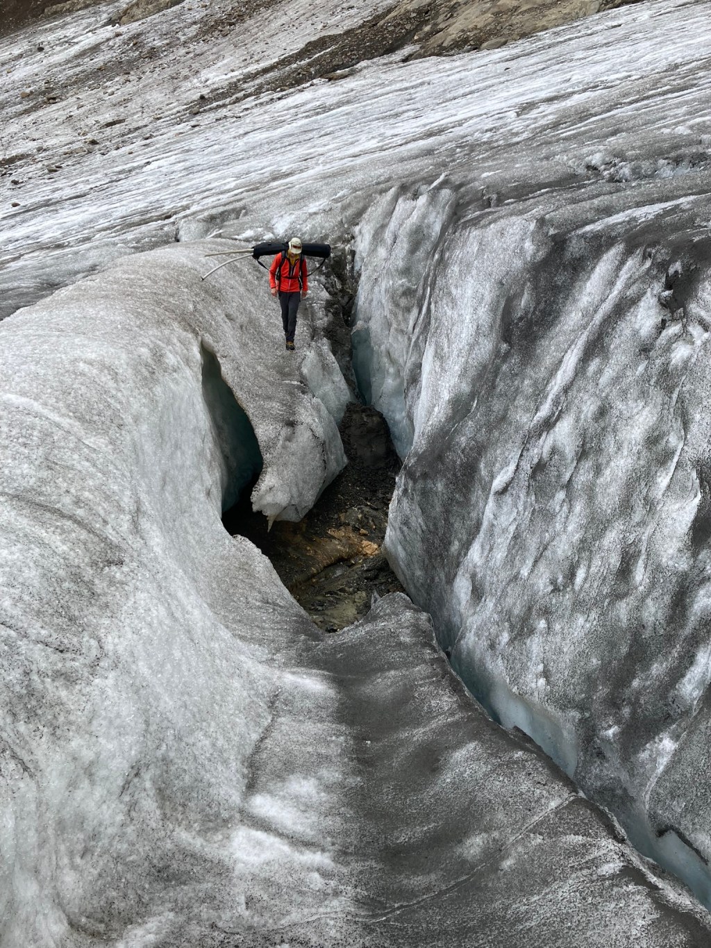 Um glaciologista nas geleiras de Griesgletscher, na Suíça. “Daqui a poucos anos, o gelo desaparecerá aqui, dividindo a geleira em duas partes.” 03/09/2022