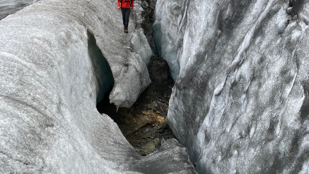 Um glaciologista nas geleiras de Griesgletscher, na Suíça. “Daqui a poucos anos, o gelo desaparecerá aqui, dividindo a geleira em duas partes.” 03/09/2022