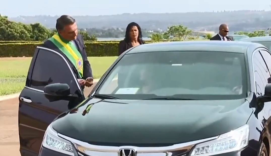 O presidente Jair Bolsonaro discute com a primeira-dama, Michelle Bolsonaro, na saída do Palácio da Alvorada, antes do desfile militar de 7 de Setembro