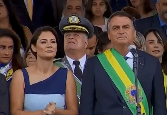 CERIMÔNIA - Bolsonaro e Michelle acompanham desfile na Esplanada