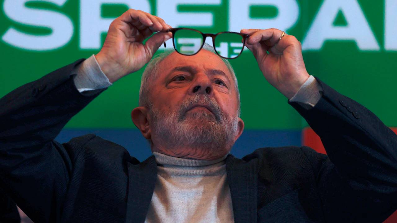 BRA300. SÃO PAULO (BRASIL),20/09/2022.- El candidato a la presidencia de Brasil Luiz Inacio Lula da Silva participa en un acto con representantes del sector de turismo hoy en Sao Paulo (Brasil). La intención de voto del expresidente brasileño Luiz Inácio Lula da Silva subió levemente, al pasar de 46 % a 47 %, mientras que la del mandatario Jair Bolsonaro se mantiene estancada cuando faltan dos semanas para las elecciones presidenciales. EFE/Fernando Bizerra