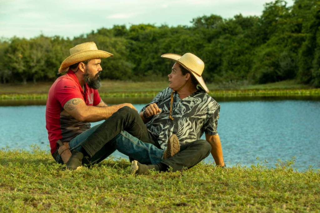 Alcides (Juliano Cazarré) e Zaquieu (Silvero Pereira) em 'Pantanal', novela das 9 da Globo